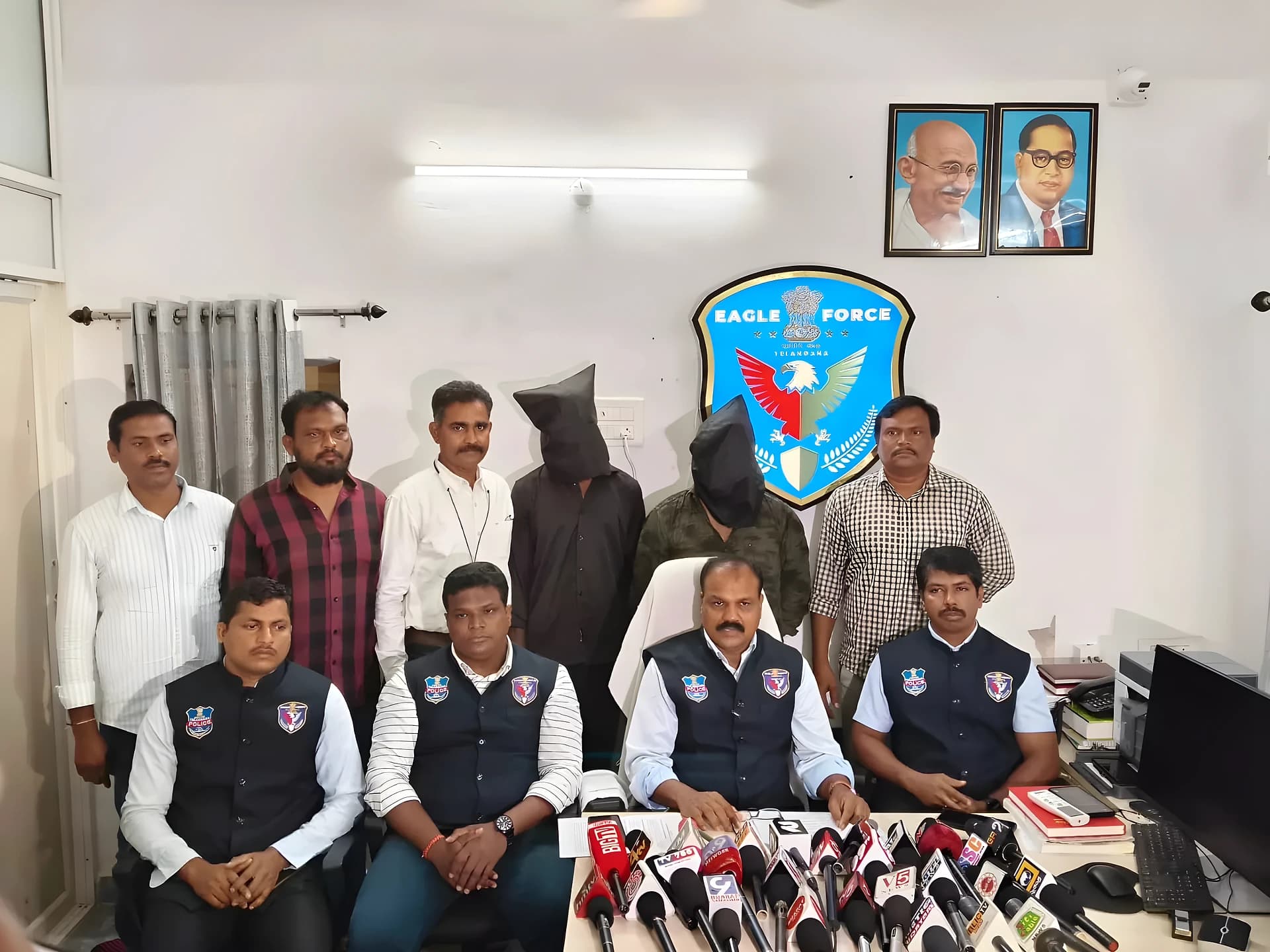 కారులో 129 కిలోల గంజాయి.. ఇద్దరి అరెస్ట్