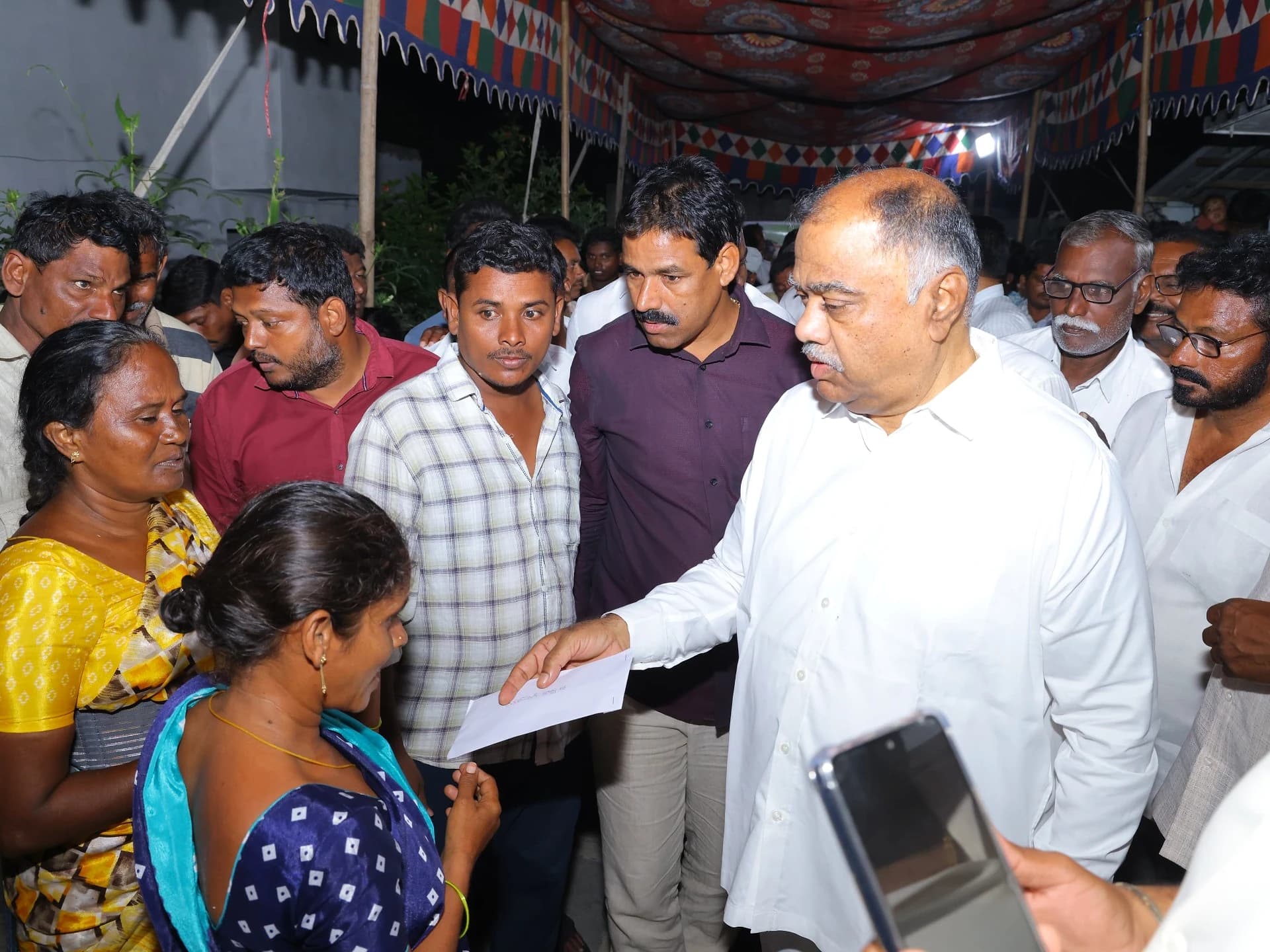 ఆటో ప్రమాద బాధితులకు మాజీ MLA భరోసా