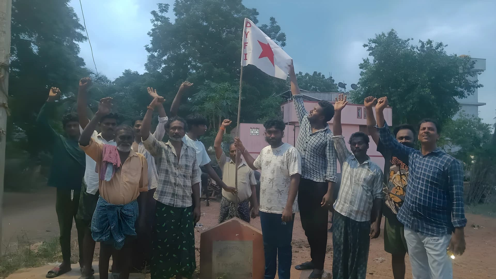 యువత రాజకీయ ప్రలోభాలకు దూరంగా ఉండాలి: డీవైఎఫ్ఐ