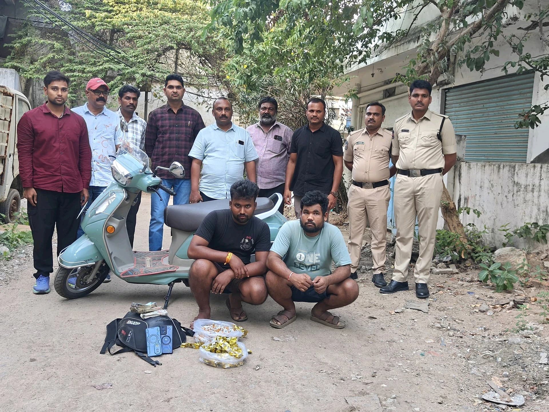గంజాయి చాక్లెట్లు, సిగరెట్లు.... ఇద్దరు అరెస్ట్!