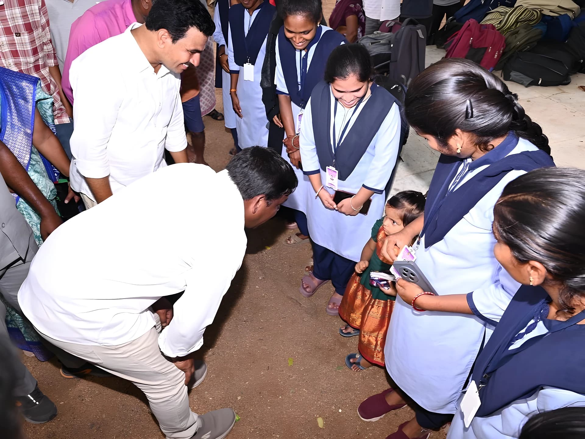 స్కూలు స్డూడెంట్స్తో మల్లన్న ముచ్చట