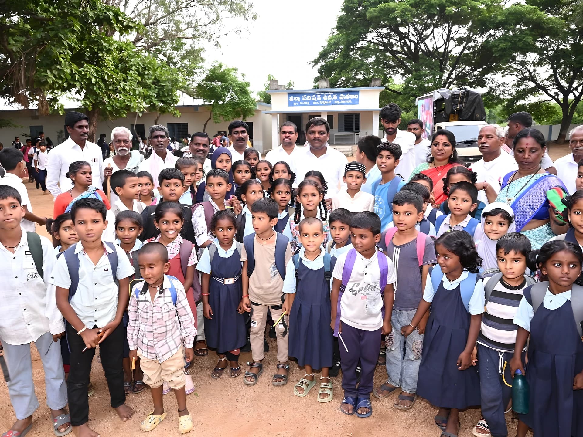 స్కూలు స్డూడెంట్స్తో మల్లన్న ముచ్చట