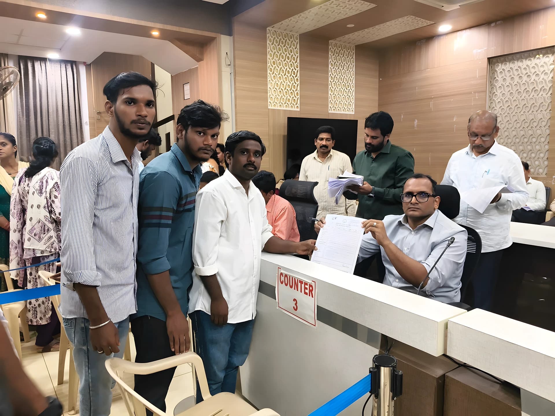 విద్యార్థుల సమస్యలు పరిష్కరించాలని వినతి