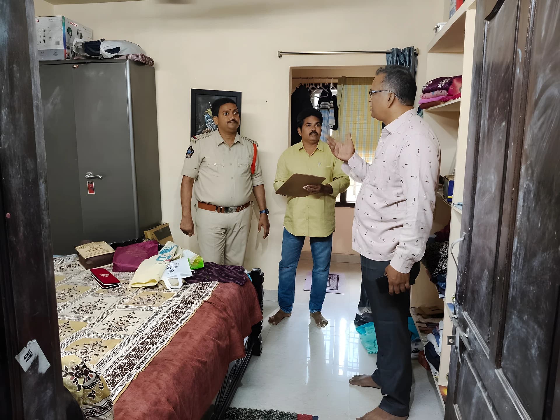 పోలీసు ఇంట్లోనే భారీ చోరీ