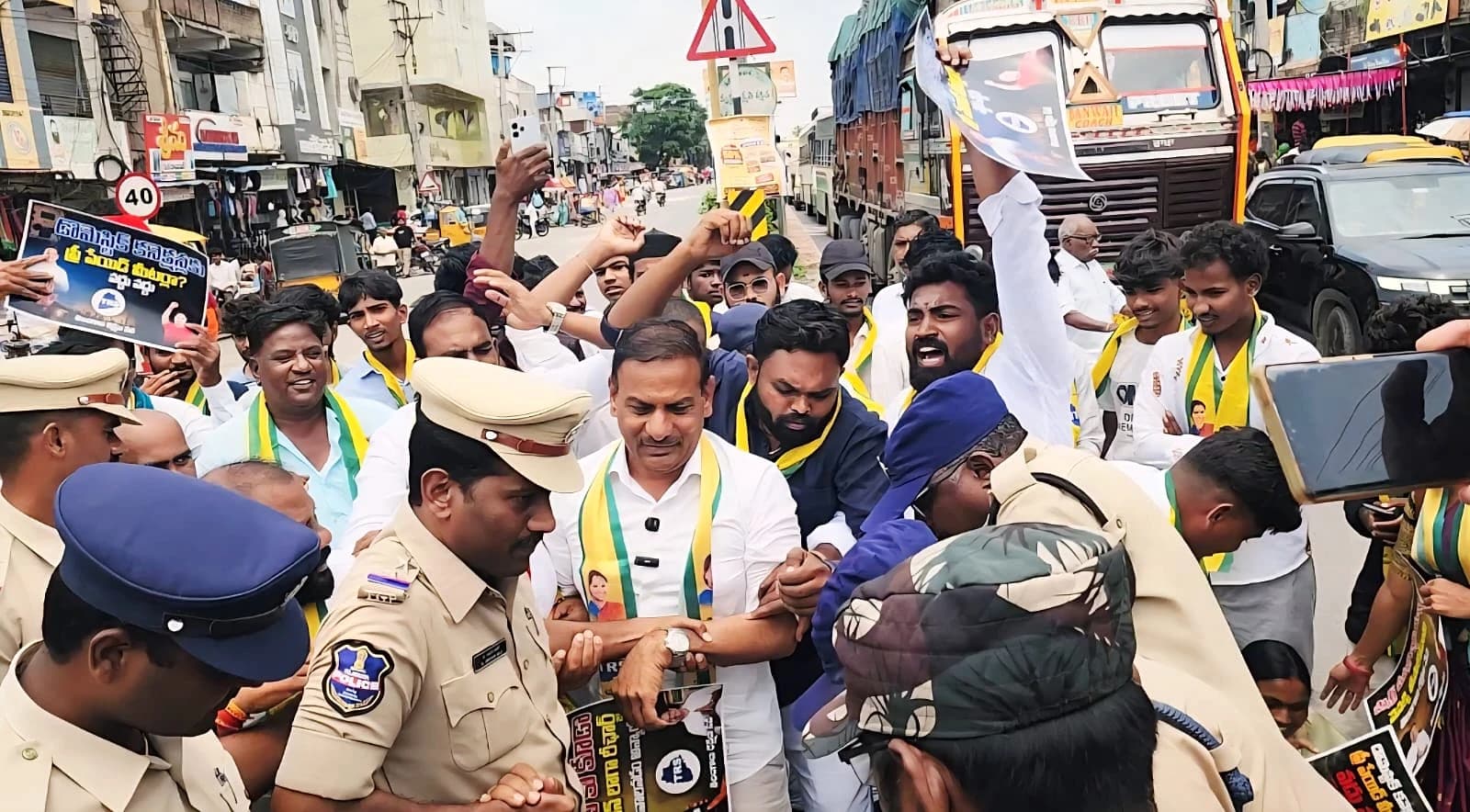 ప్రీపెయిడ్ కరెంట్.. కోరుట్లలో టీఆర్ఎస్ ధర్నా!