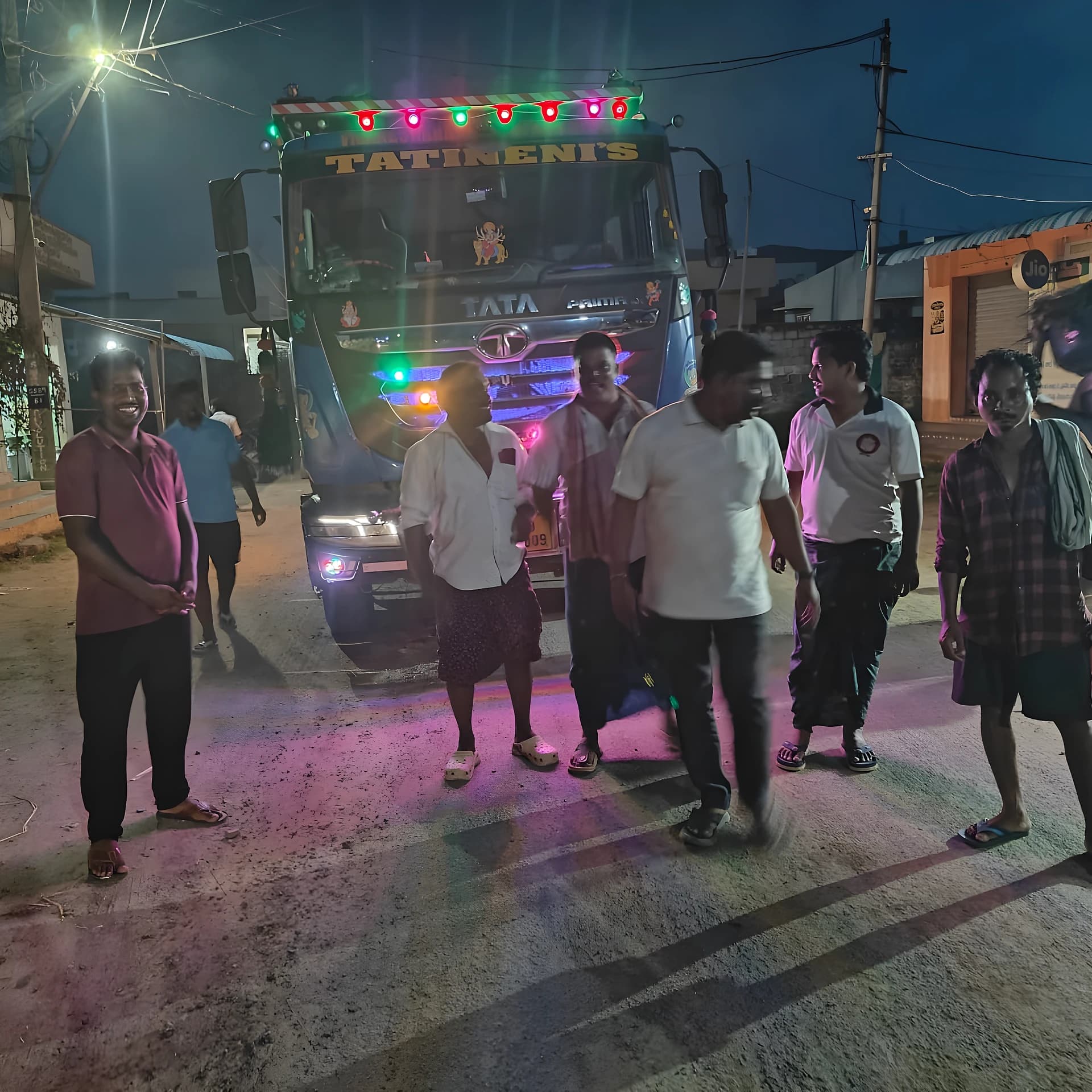 గ్రావెల్ లారీలను అడ్డుకున్న గ్రామస్తులు