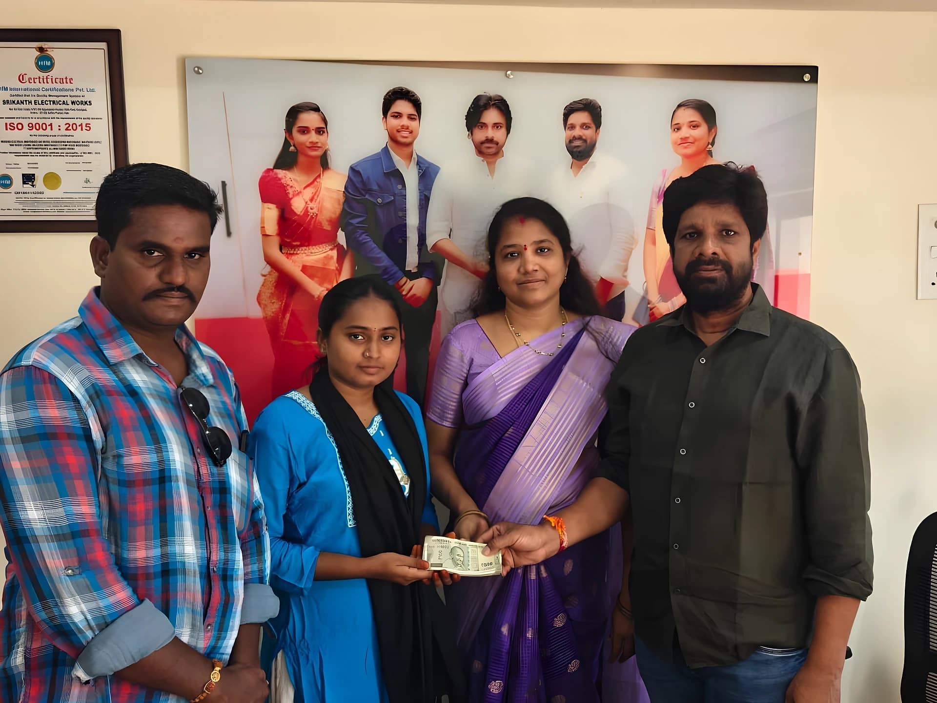 చదువుల తల్లికి ఆర్థిక చేయూత