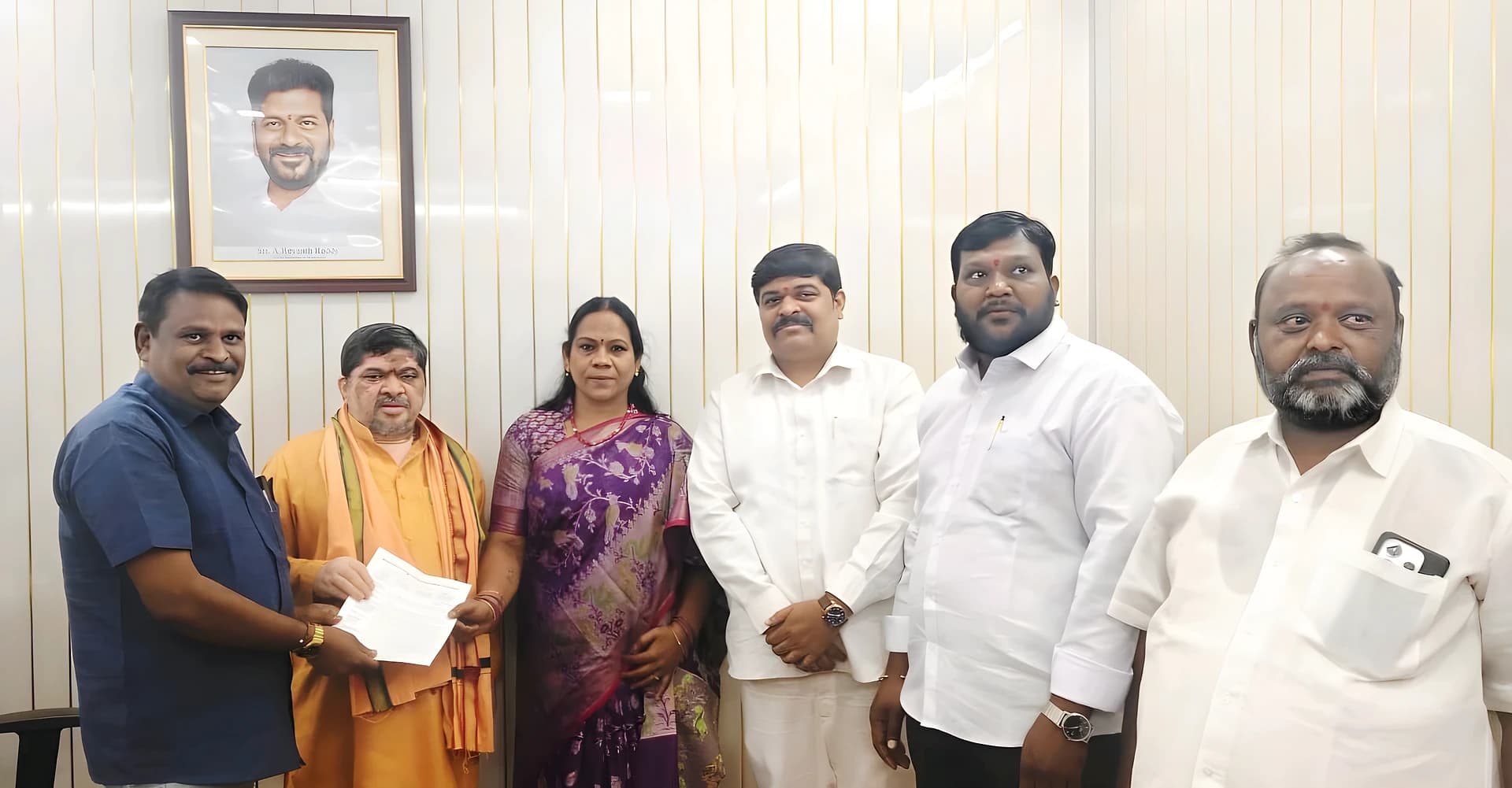 మంత్రి పొన్నం ప్రభాకర్కు వినతిపత్రం అందజేత