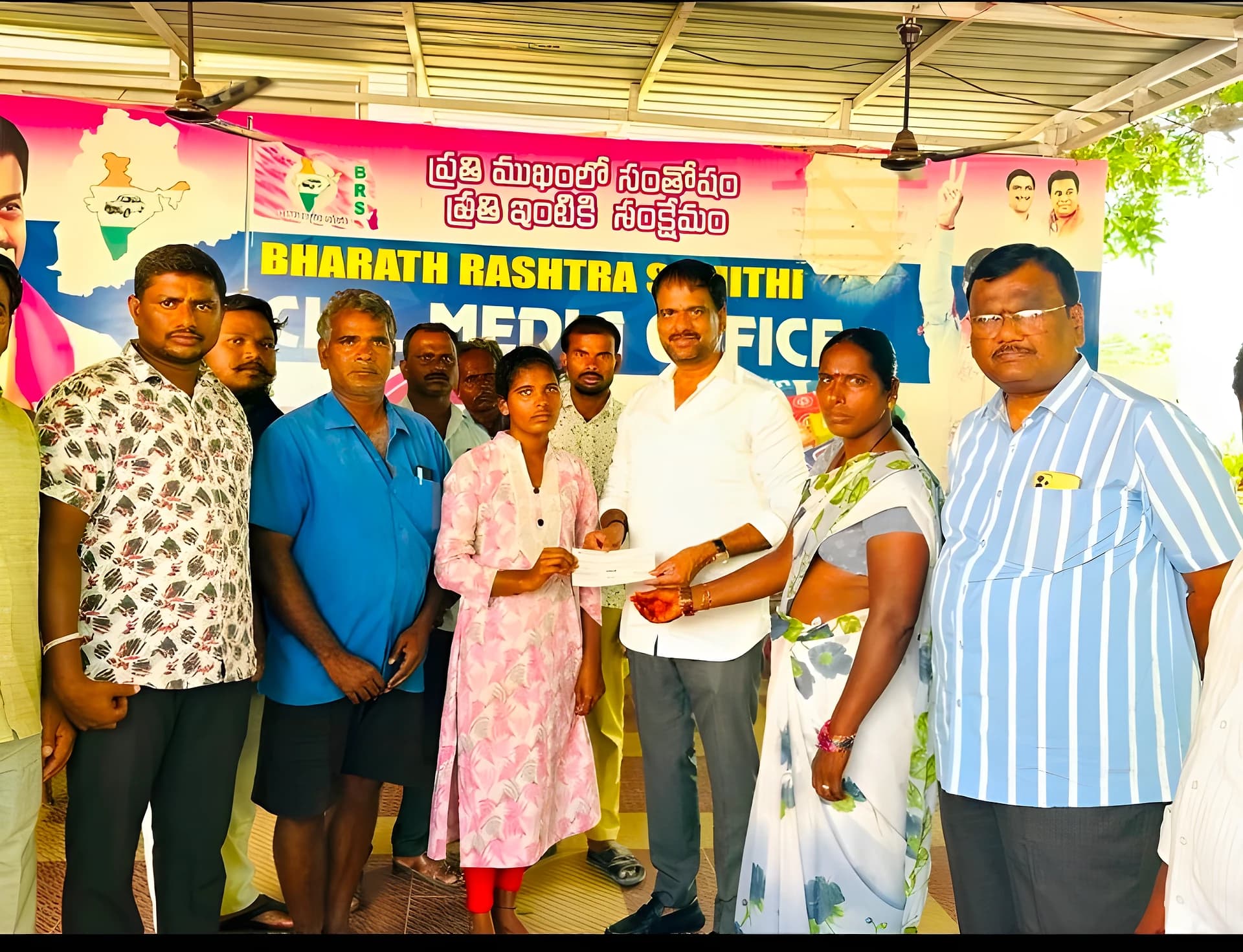 పేద విద్యార్థికి అండగా మాజీ ఎమ్మెల్యే