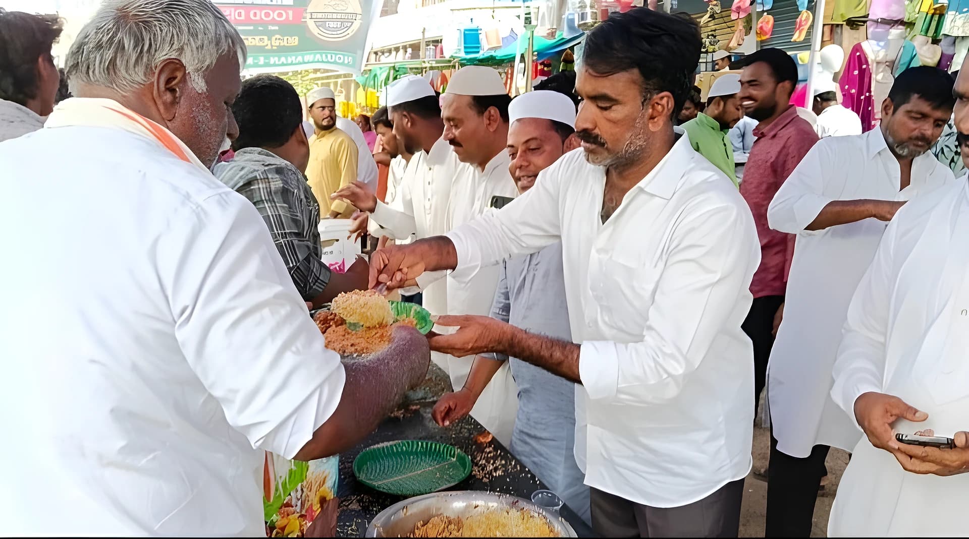 ముస్లిం యువకుల ఆధ్వర్యంలో అన్నదానం