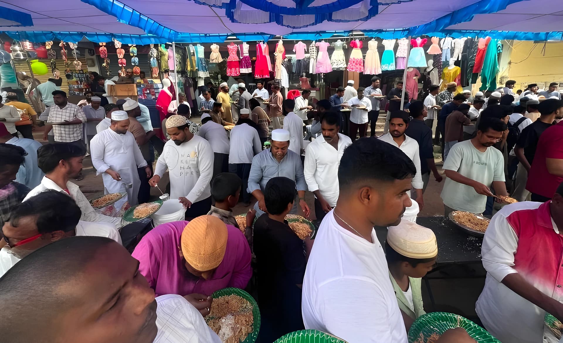 ముస్లిం యువకుల ఆధ్వర్యంలో అన్నదానం