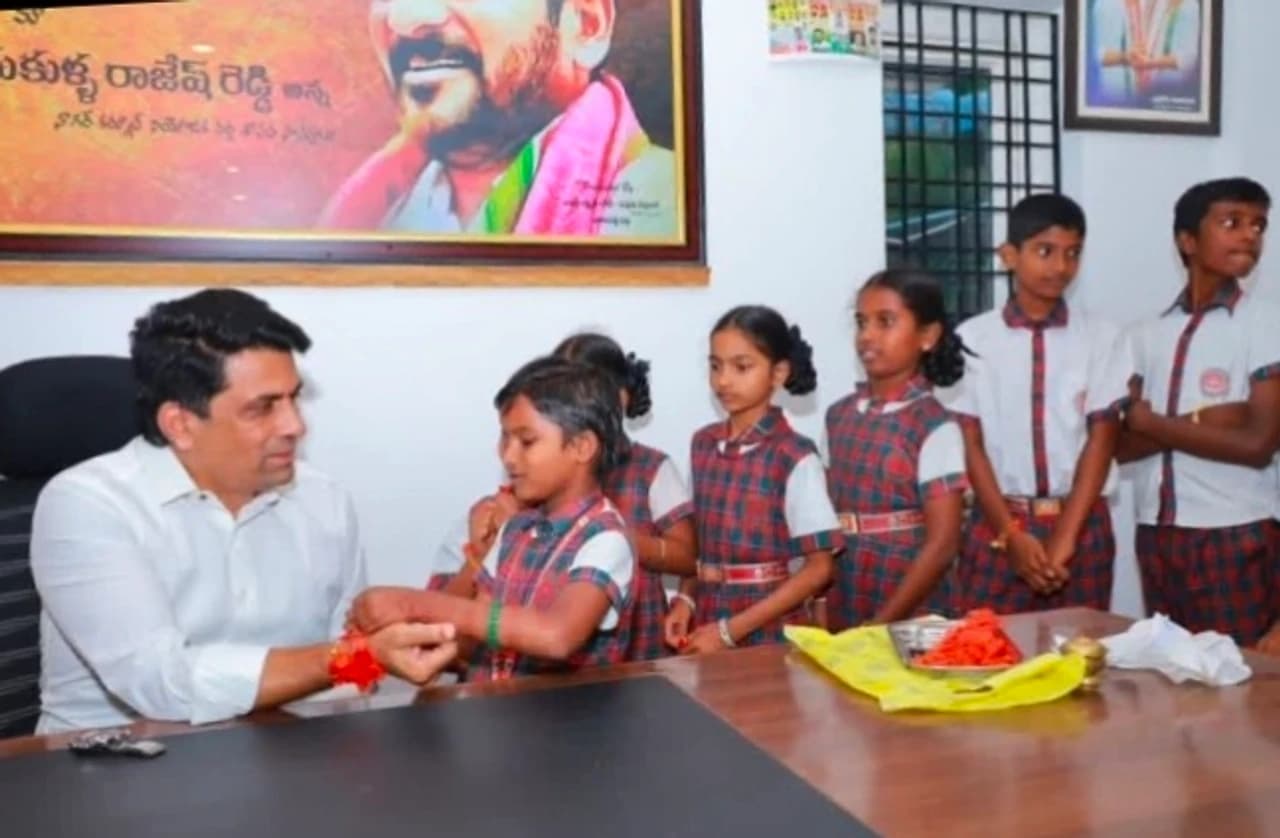 ఎమ్మెల్యే రాజేష్ రెడ్డికి విద్యార్థినుల రాఖీలు!