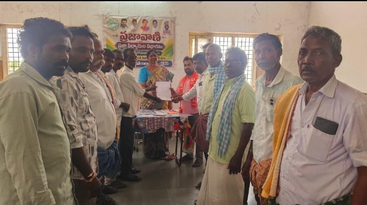ఓర్సీల ద్వారా భూములకు పట్టాలు ఇవ్వాలి