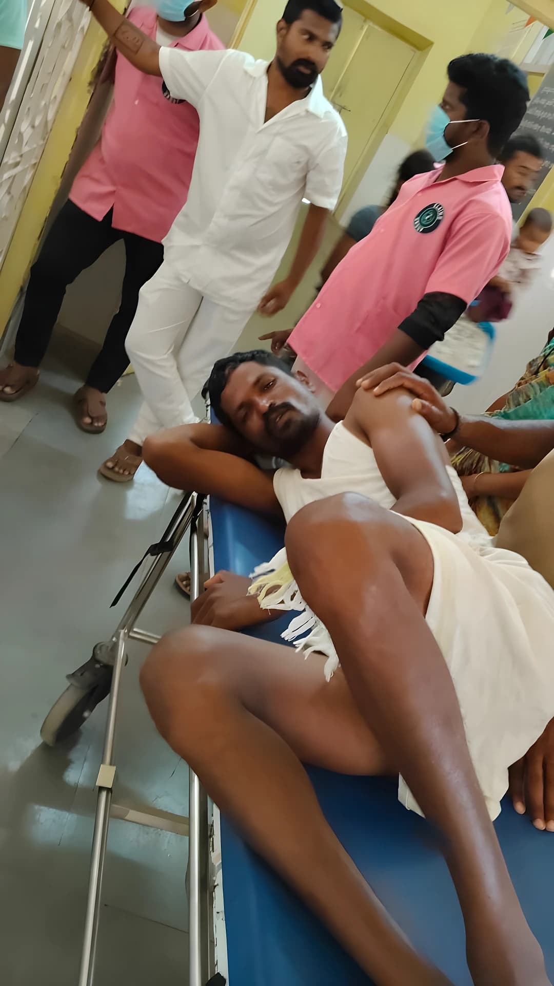 హాస్పిటల్లో పట్టించుకోని స్టాఫ్.. పేషెంట్స్ ఫైర్