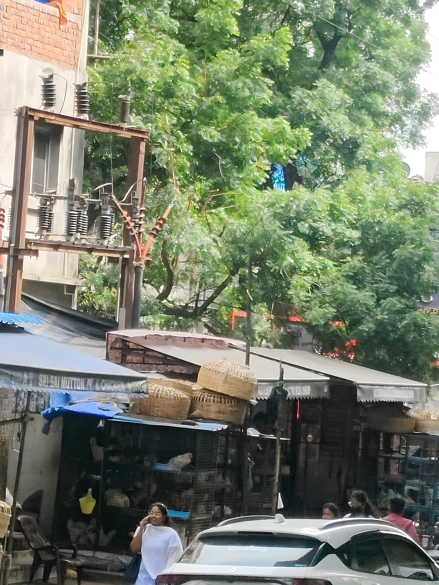 పొట్టకూటి కోసం వ్యాపారం.. ప్రాణాలతో చెలగాటం
