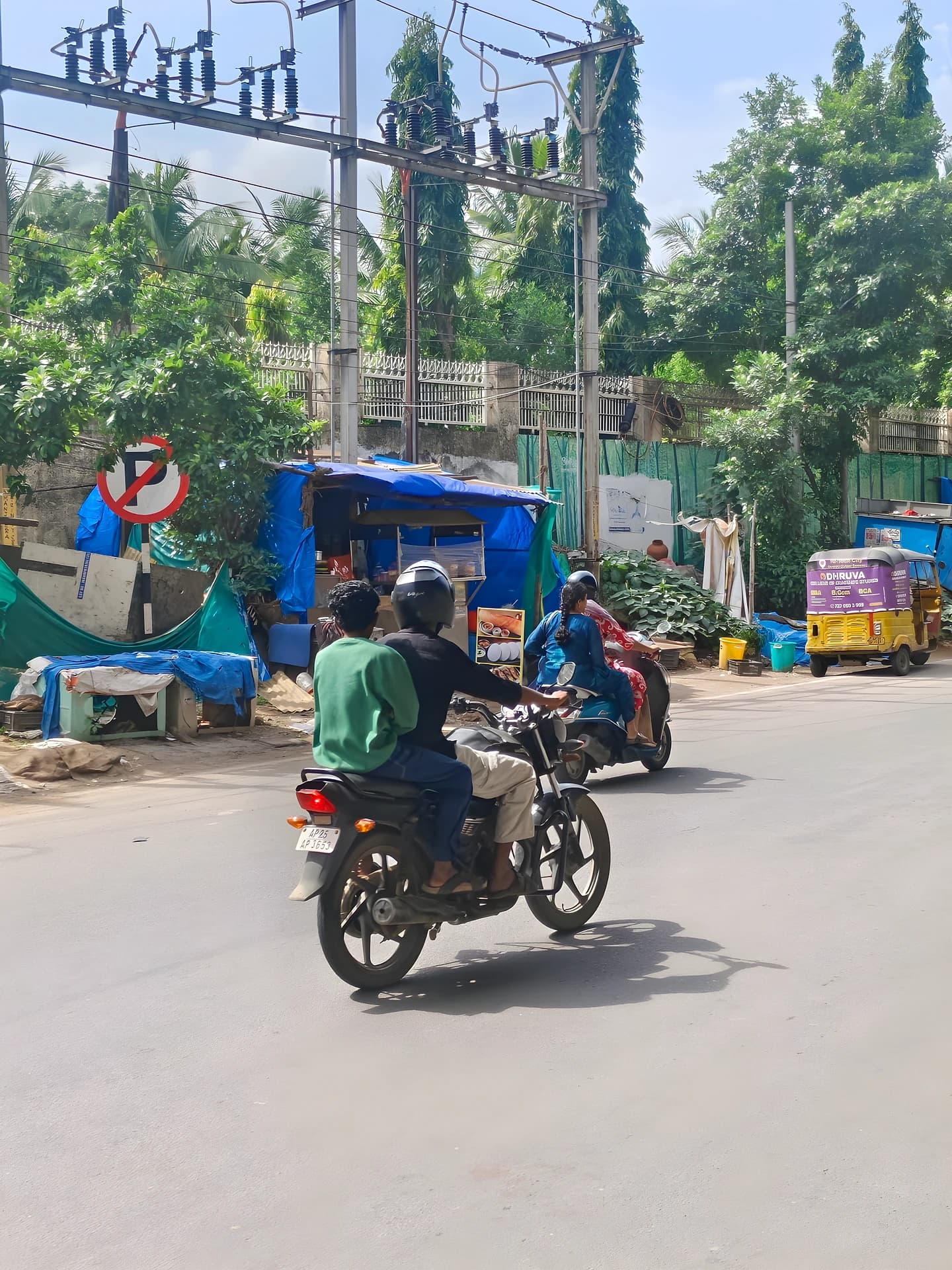 పొట్టకూటి కోసం వ్యాపారం.. ప్రాణాలతో చెలగాటం
