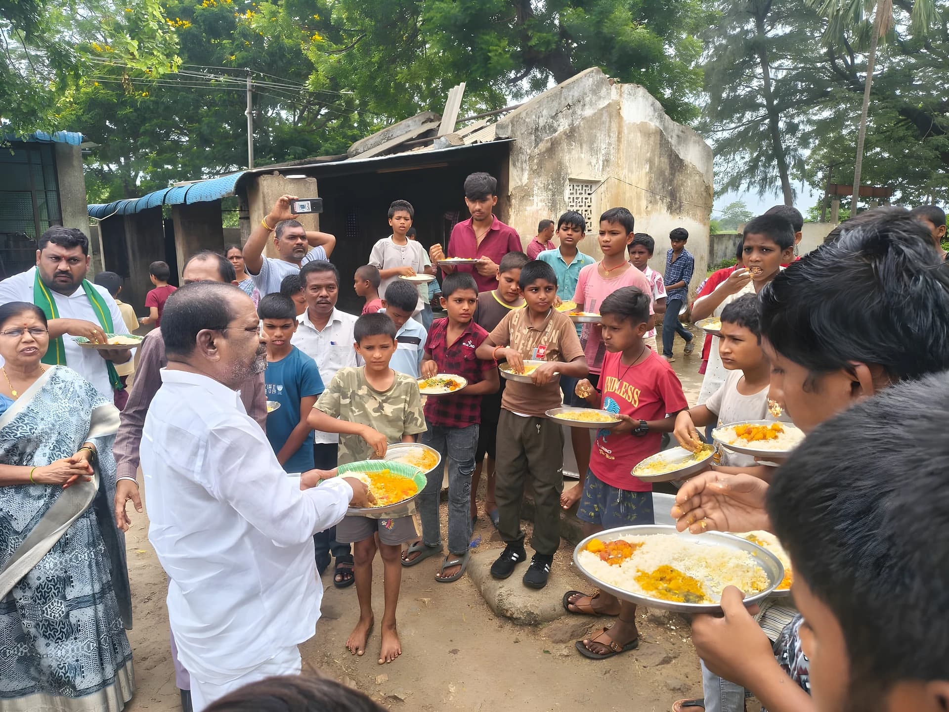 ఆశ్రమ పాఠశాలలో ఎమ్మెల్యే ఆకస్మిక తనిఖీ