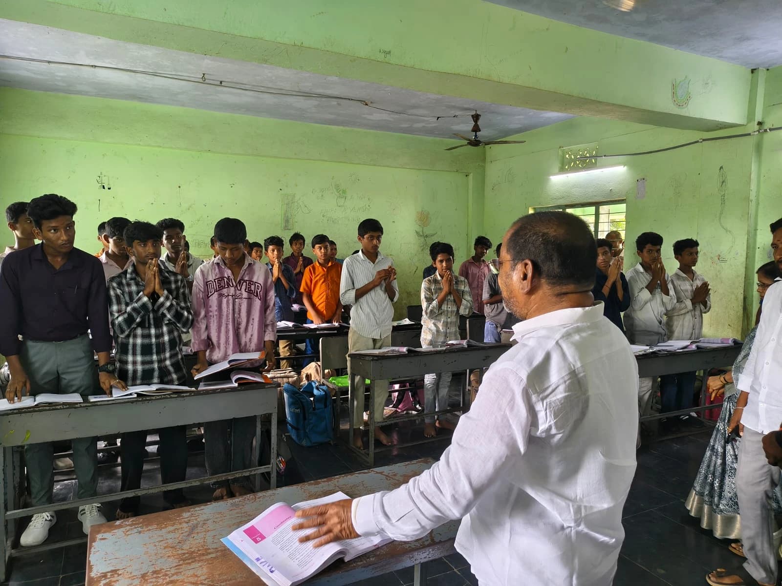 ఆశ్రమ పాఠశాలలో ఎమ్మెల్యే ఆకస్మిక తనిఖీ