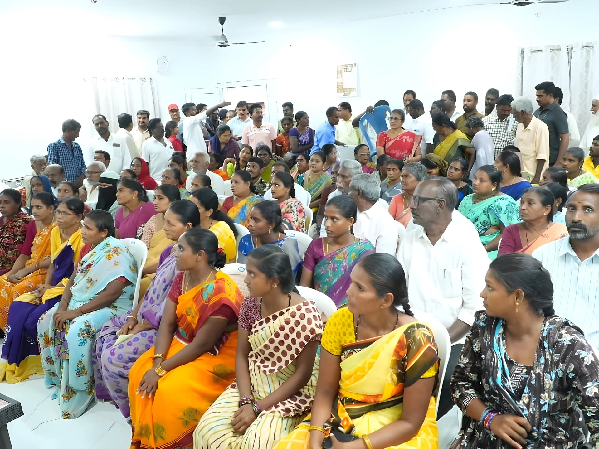 అల్లూరులో లబ్ధిదారులకు ఇళ్ల పట్టాల పంపిణీ