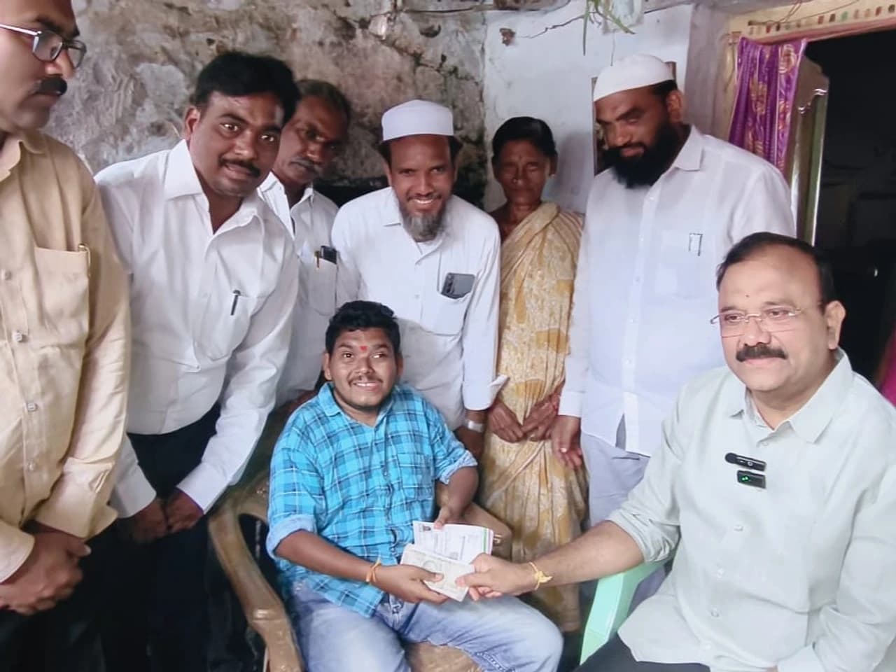 పెన్షన్లు పంపిణీ చేసిన MLA