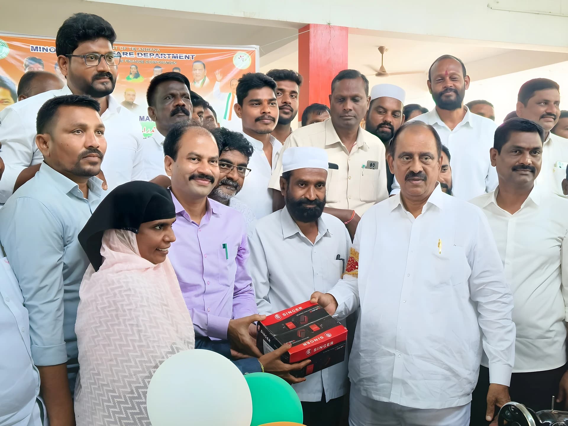 నిరుపేద మైనార్టీ మహిళలకు కుట్టు మిషన్ల పంపిణీ