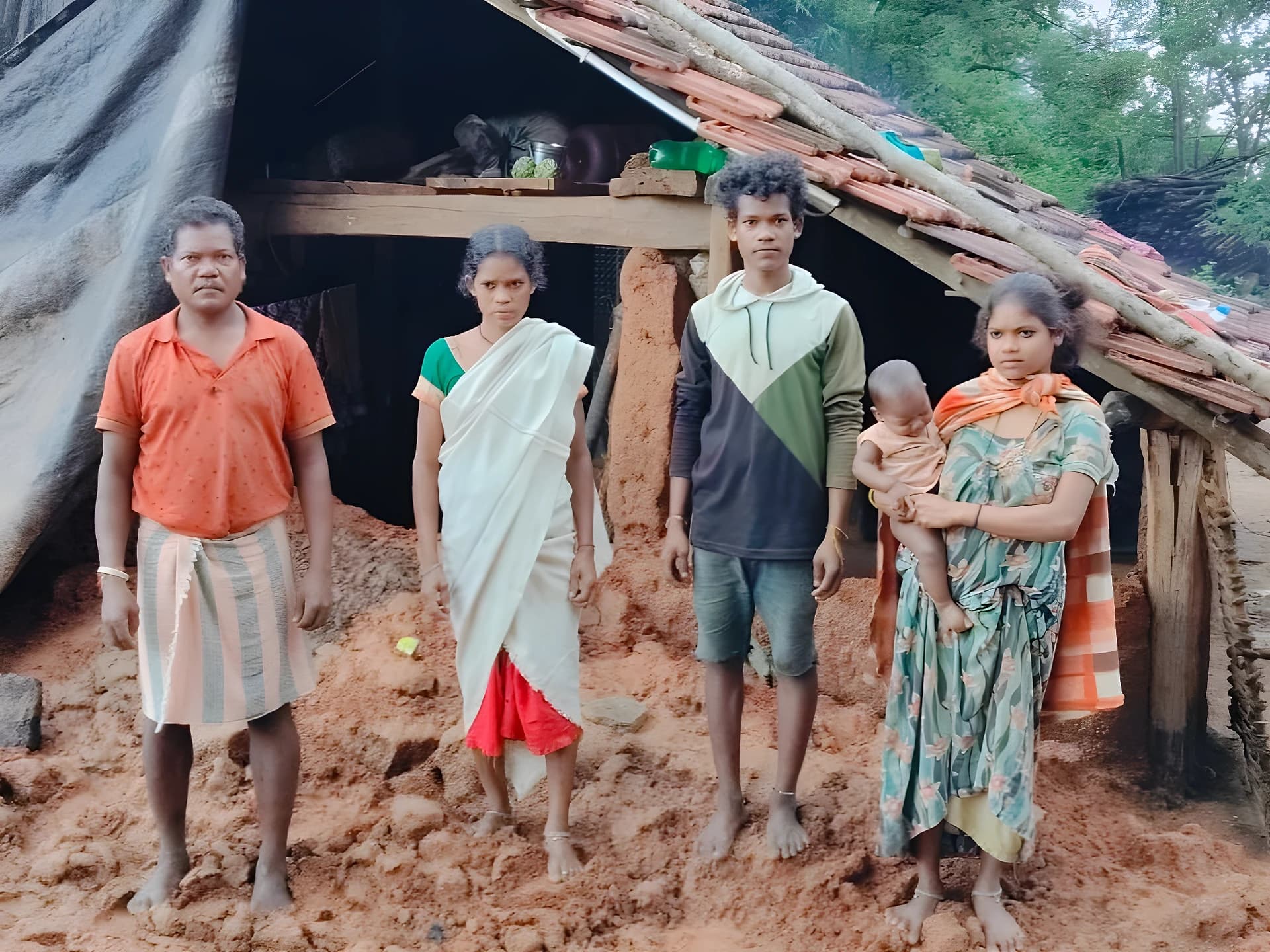 ఇంటి గోడ కూలి ఇబ్బందులు పడుతున్న కుటుంబం