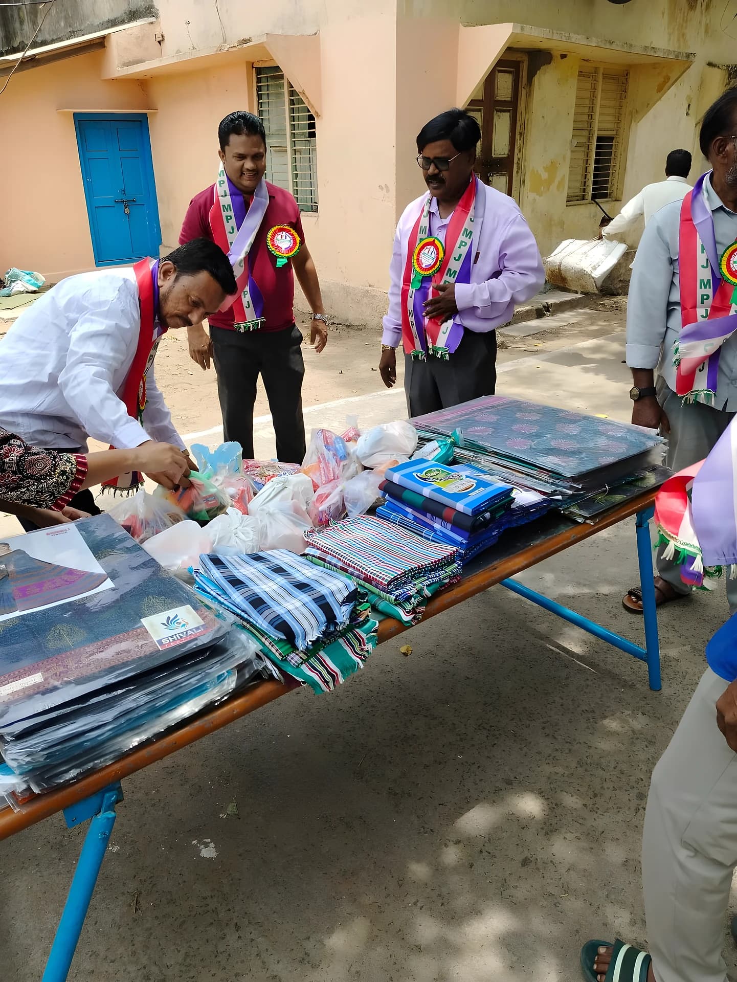 కాకినాడలో లెప్రసీ కాలనీకి ఎంపీజే సాయం..
