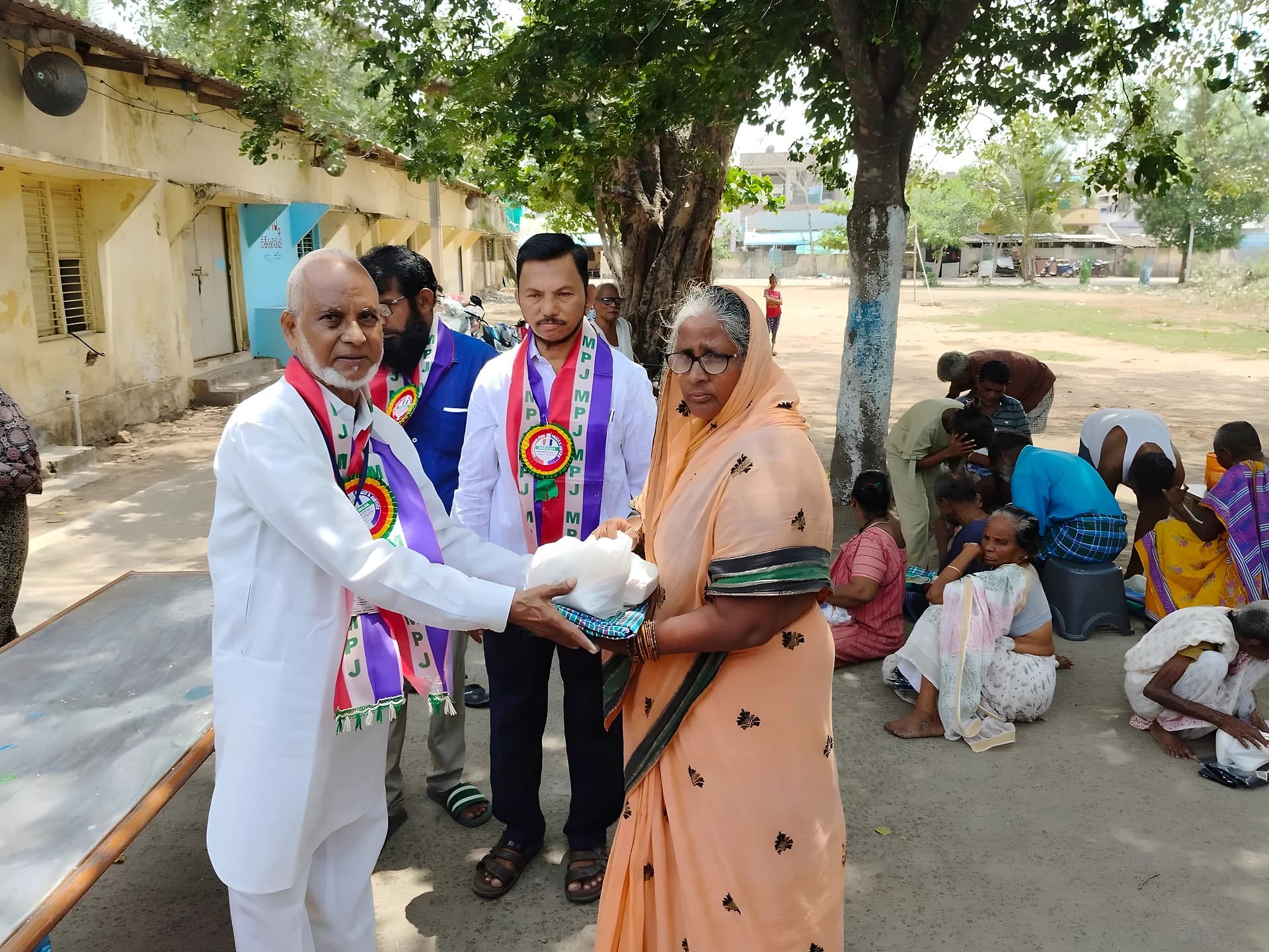 కాకినాడలో లెప్రసీ కాలనీకి ఎంపీజే సాయం..