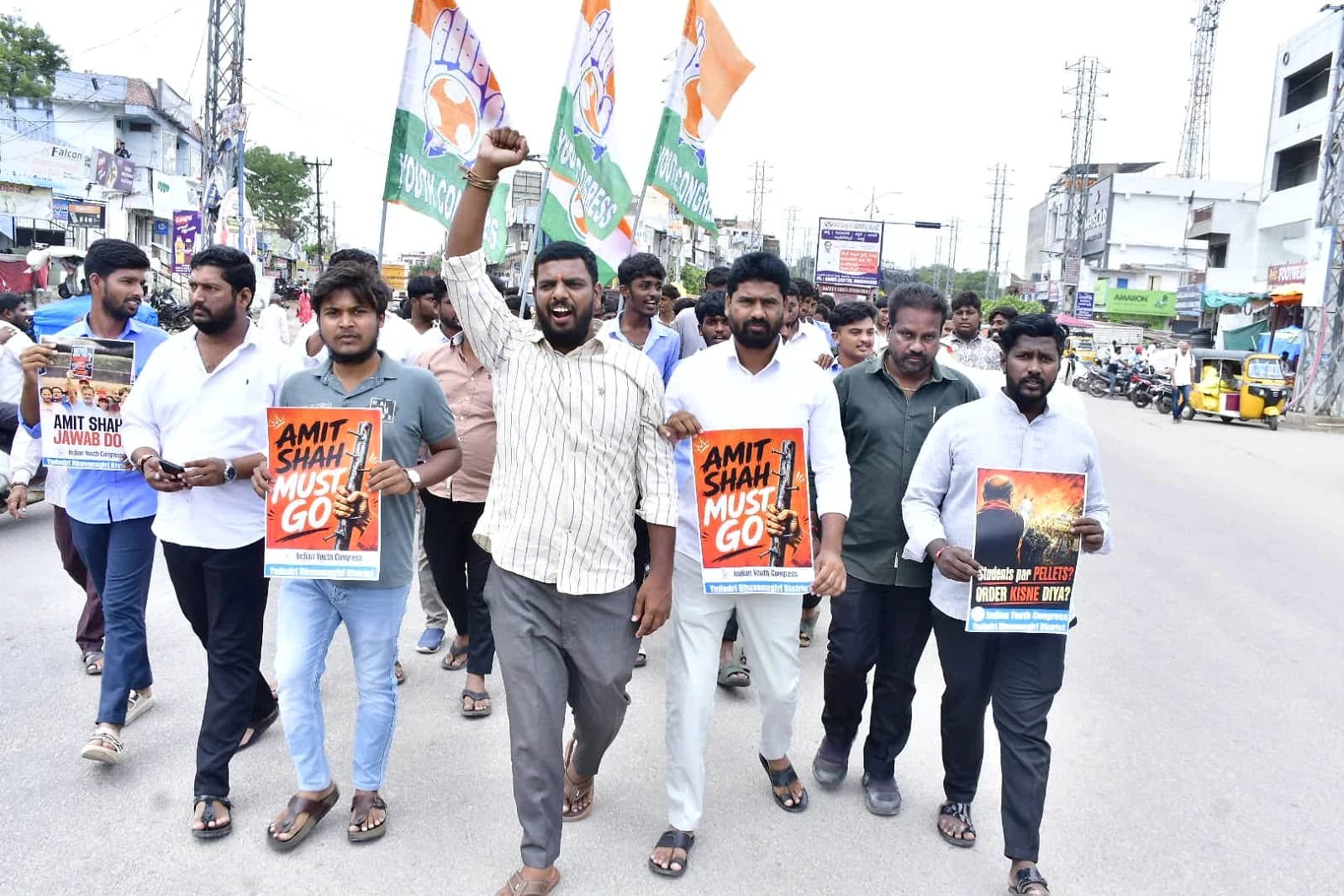కాల్పుల ఘటనపై భువనగిరిలో కాంగ్రెస్ ఆందోళన