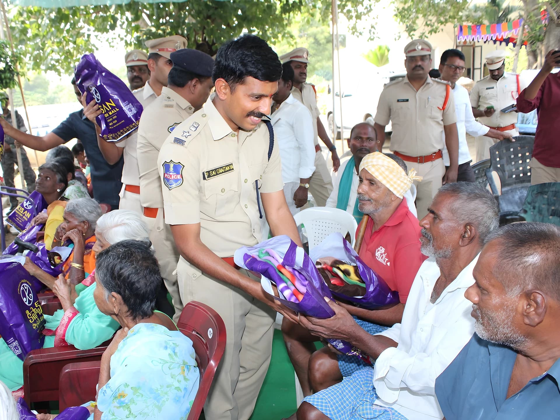 సీపీ సాయి చైతన్య మానవీయత.. వృద్ధాశ్రమంలో సేవ!