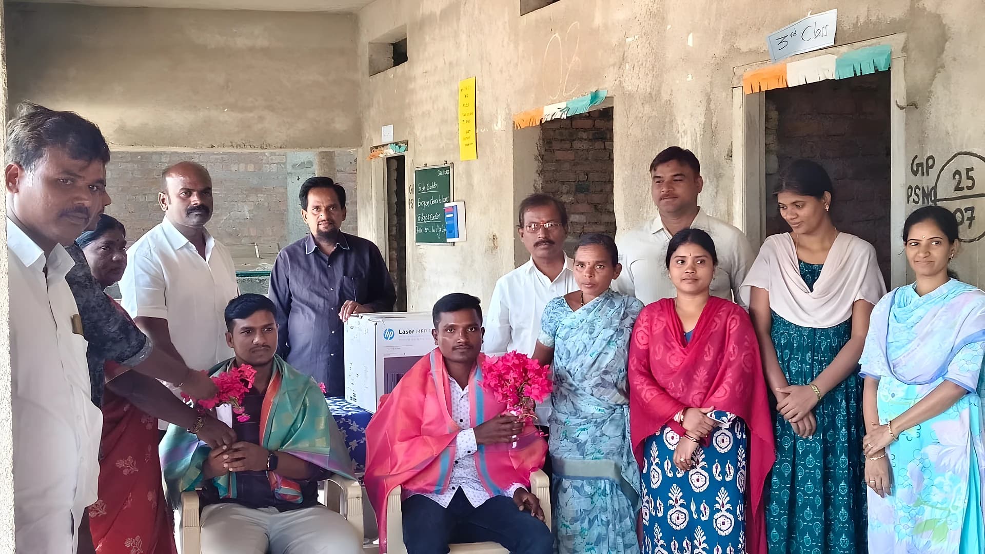 పాఠశాలకు ప్రింటర్.. పూర్వ విద్యార్థుల విరాళం