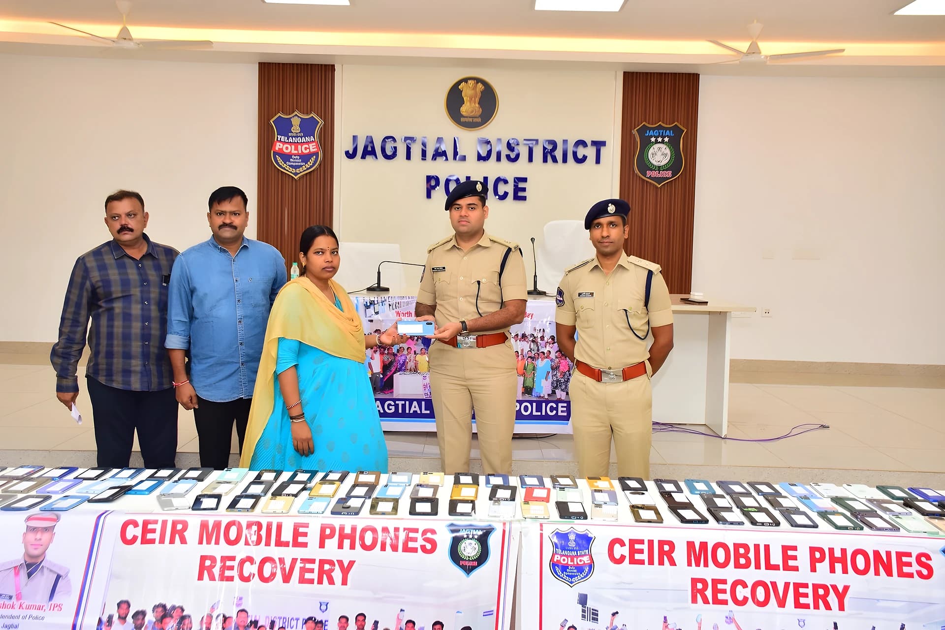 పోయిన 102 మొబైల్ ఫోన్లు అప్పగింత