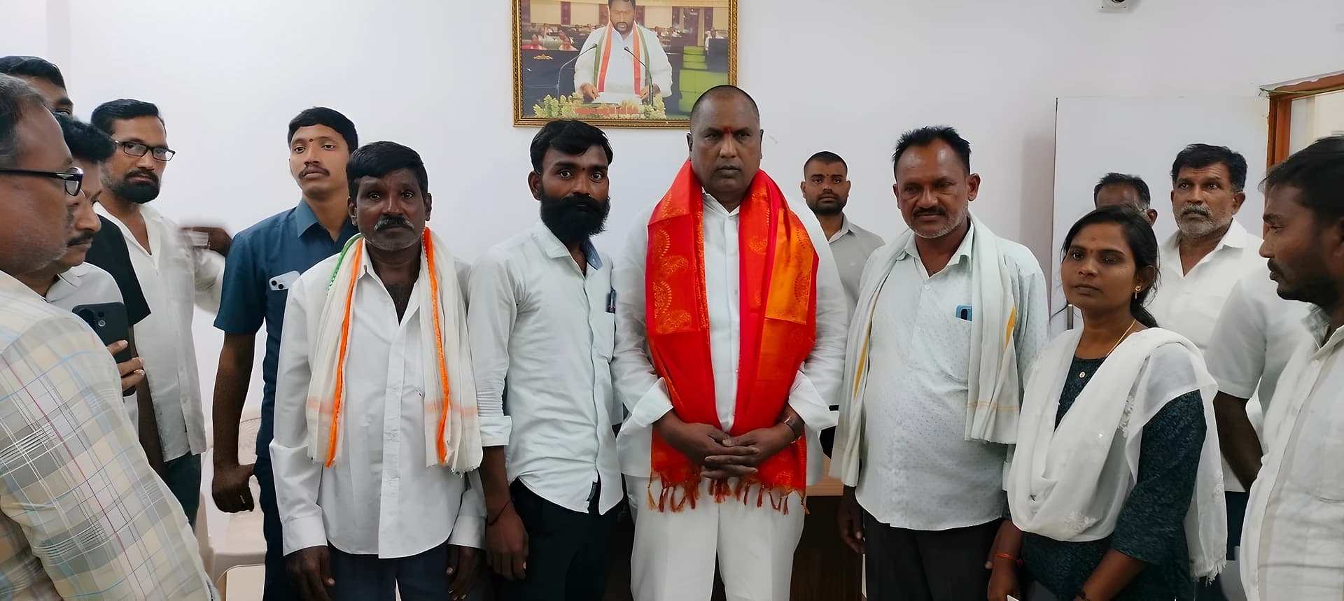మాదిగ సంఘం కమ్యూనిటీ హాల్ కోసం మంత్రికి వినతి