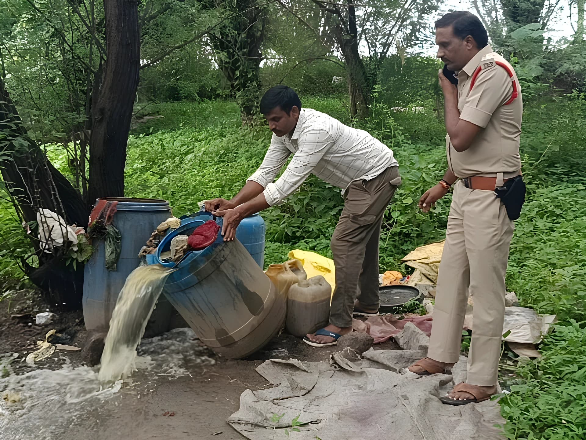 గుడుంబా డంప్పై పోలీసుల రెయిడ్.. 2,000 లీటర్ల పానకం ధ్వంసం!