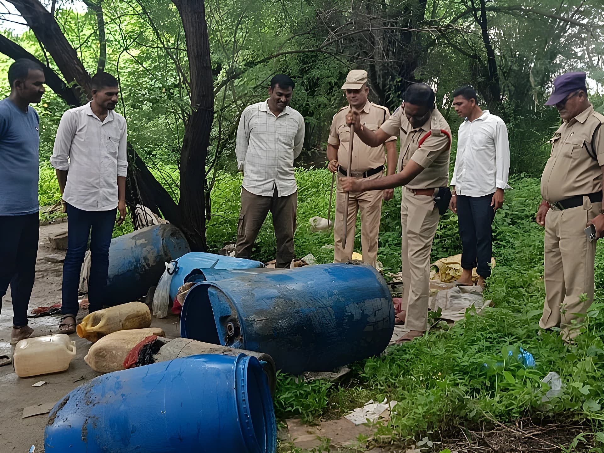 గుడుంబా డంప్పై పోలీసుల రెయిడ్.. 2,000 లీటర్ల పానకం ధ్వంసం!