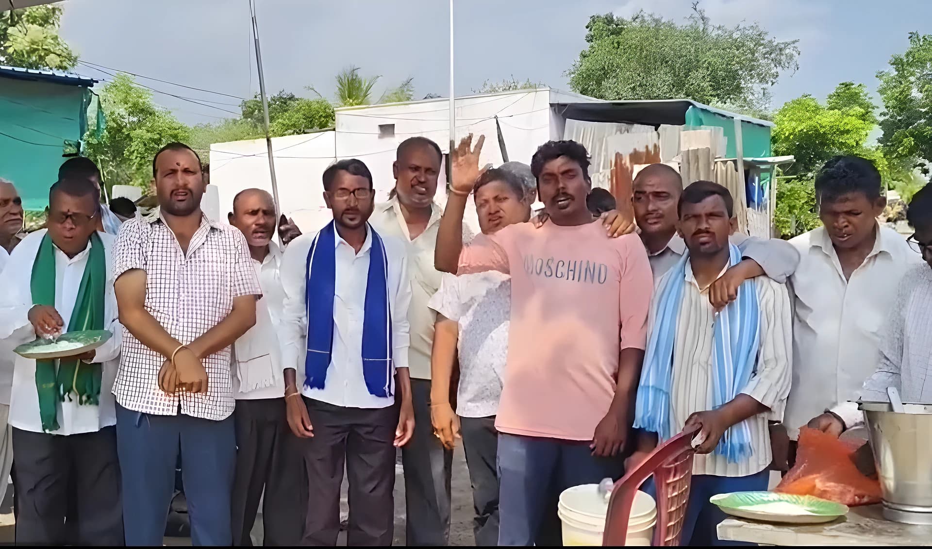 MRO కార్యాలయం కోసం నడిరోడ్డుపై వంటావార్పు