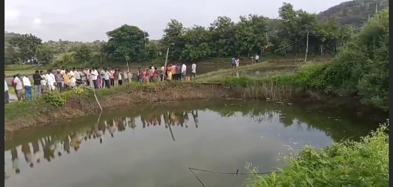 బావిలో పడ్డ ట్రాక్టర్.. డ్రైవర్ స్పాట్ డెడ్