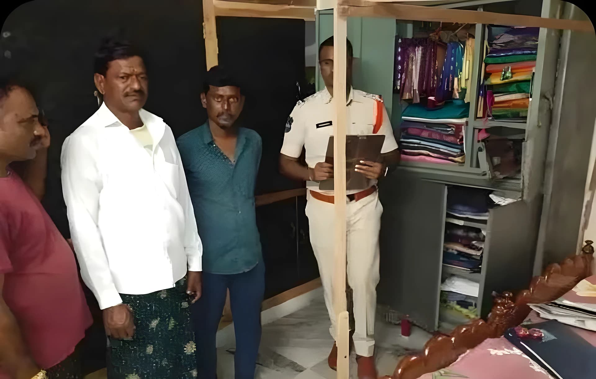 ఇంటి తాళం పగలగొట్టి బంగారం చోరీ