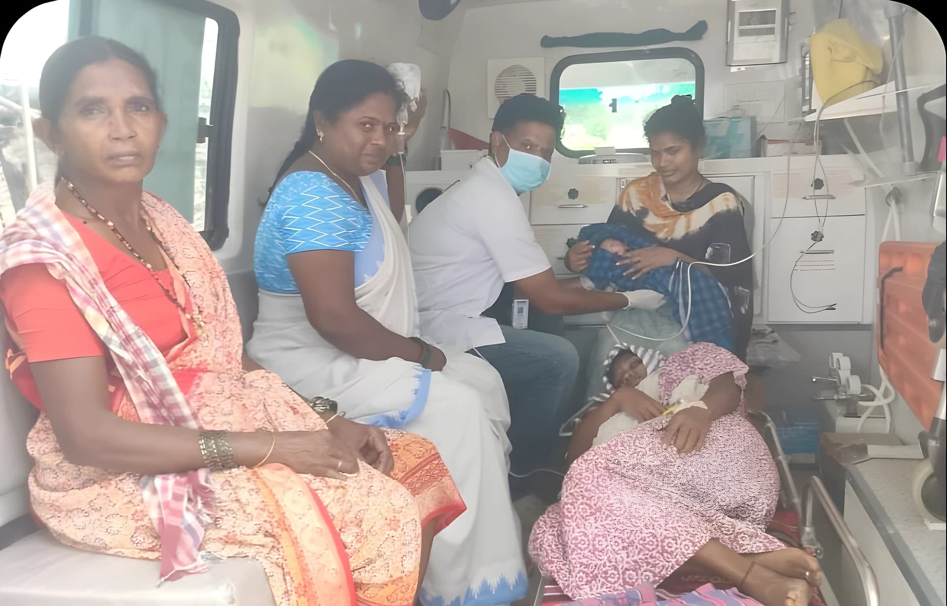 ఆసుపత్రికి వెళ్తుండగా అంబులెన్స్లోనే ప్రసవం