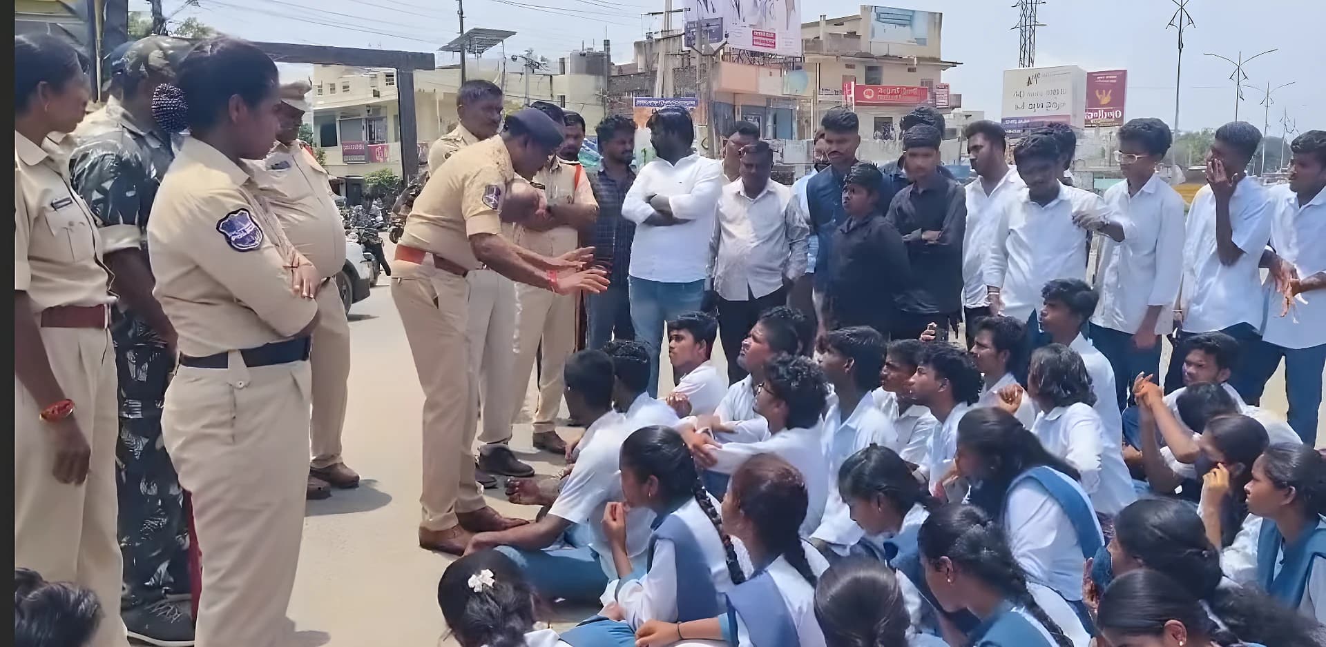 జీఓ 97 రద్దుకి.. విద్యార్థుల రాస్తారోకో!