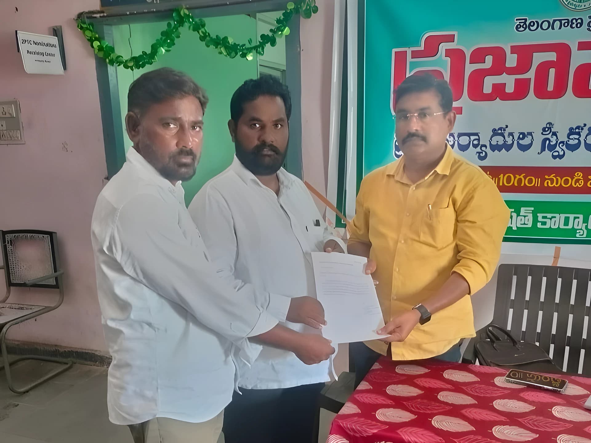 తక్కువ వోల్టేజ్తో ఇబ్బందులు.. అధికారులకు ఫిర్యాదు