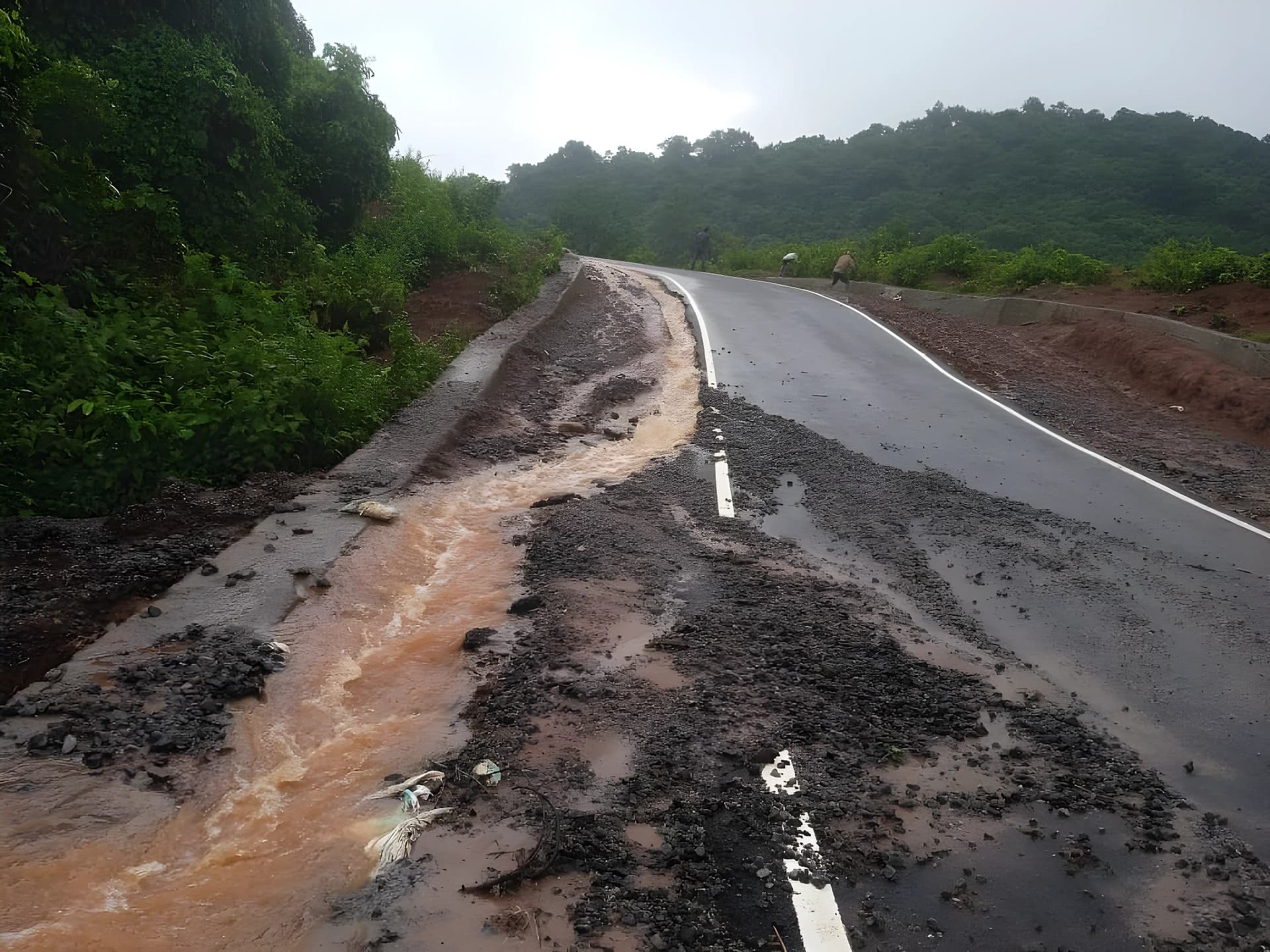 కొయ్యూరు మండలంలో దెబ్బతిన్న తారు రోడ్డు