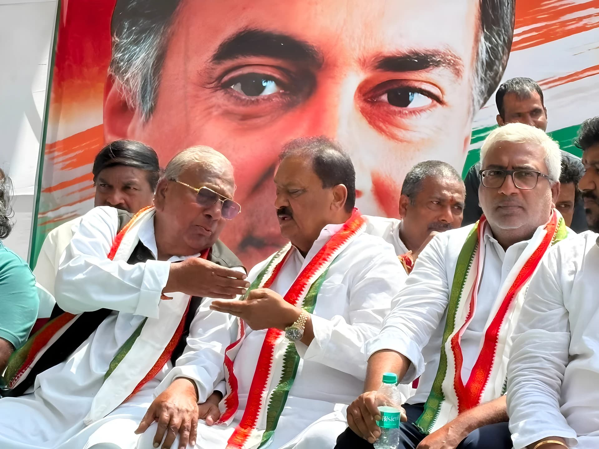 రాజీవ్ గాంధీ విగ్రహానికి నివాళి