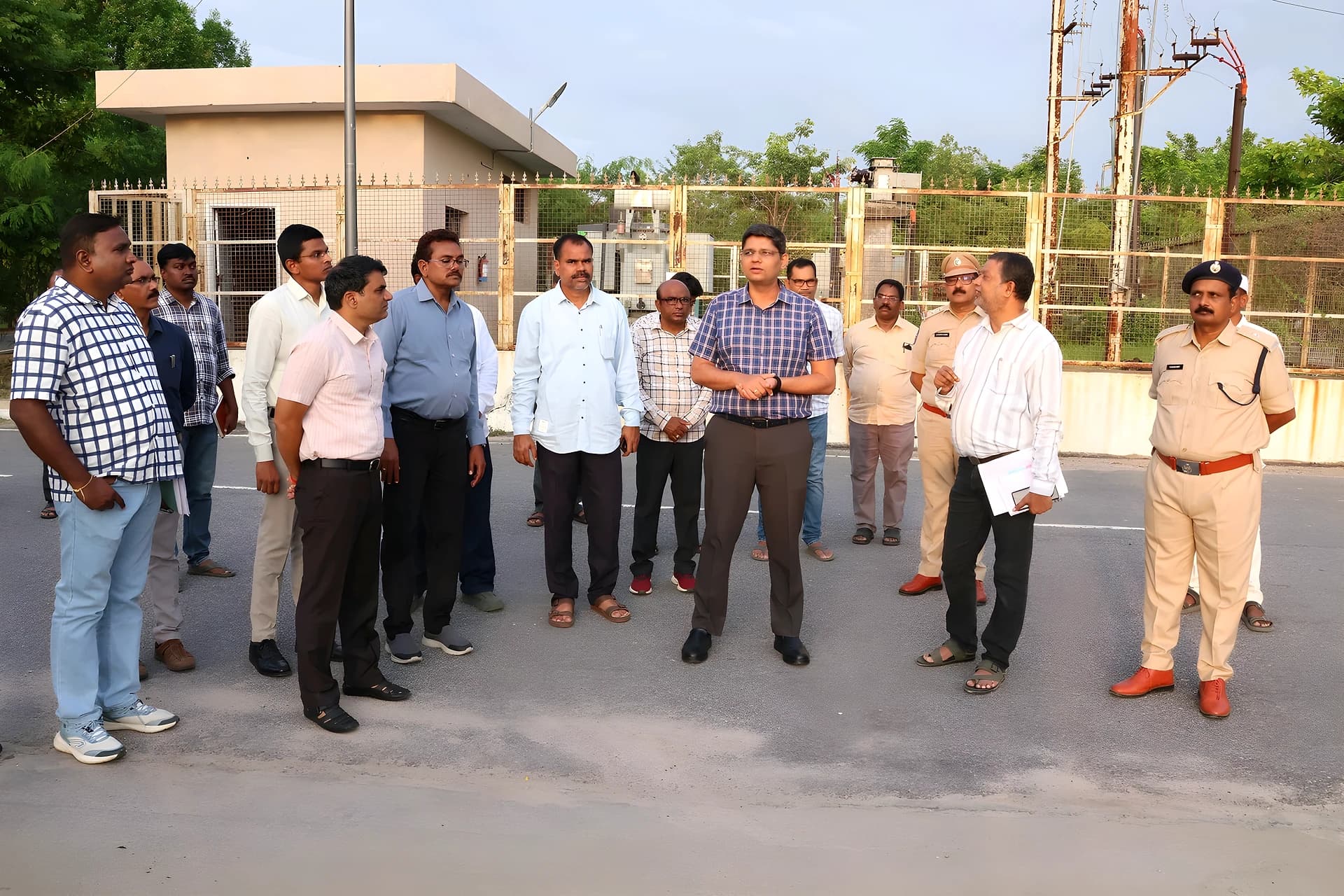 కలెక్టరేట్ను పరిశుభ్రంగా, పచ్చదనంతో తీర్చిదిద్దాలి