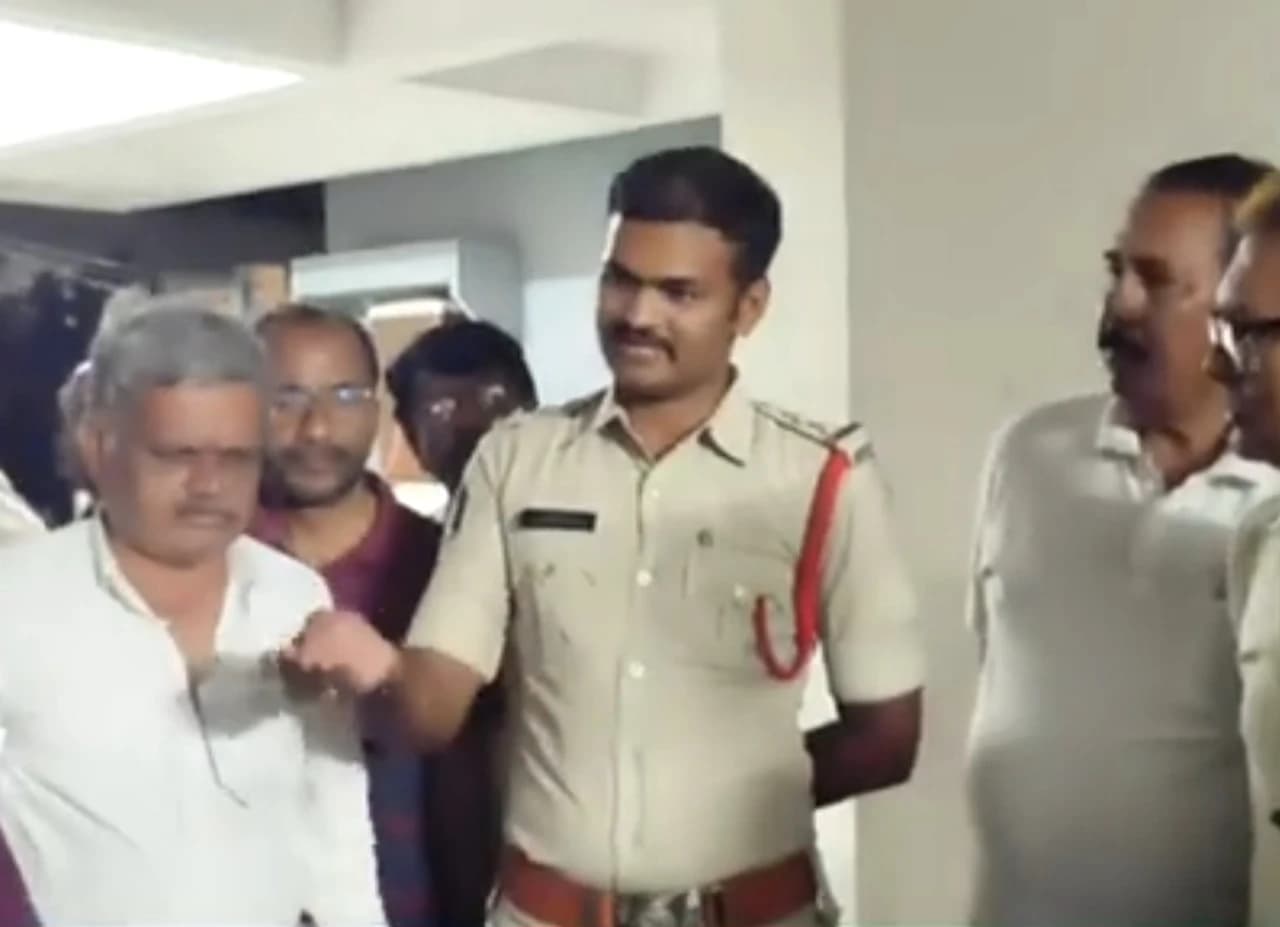 సీసీ కెమెరాలతో నేరాలకు అడ్డుకట్ట: SI