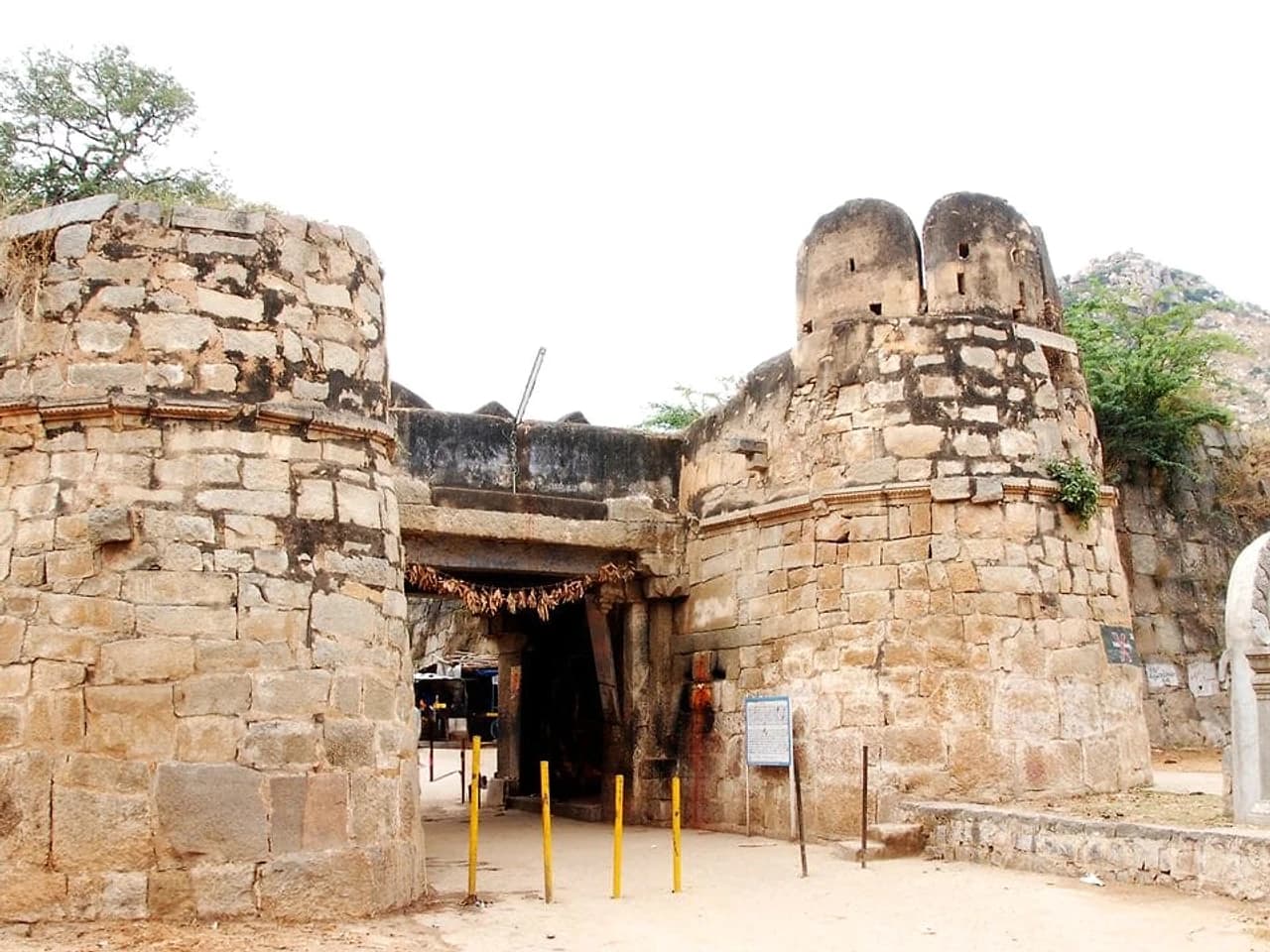 ఆర్కియాలజీ స్టాఫ్ పై జనం ఫైర్