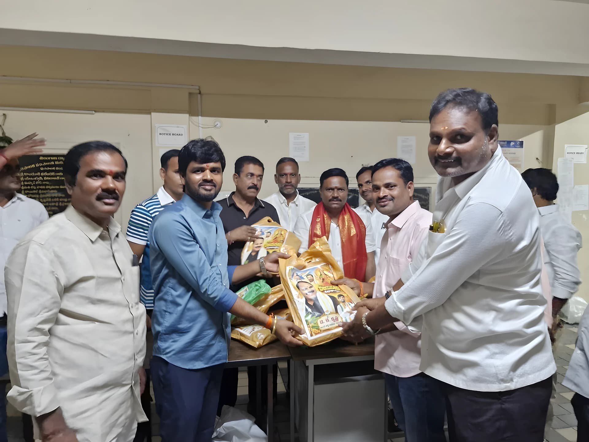 పారిశుద్ధ్య కార్మికులకు నూతన వస్త్రాల పంపిణీ