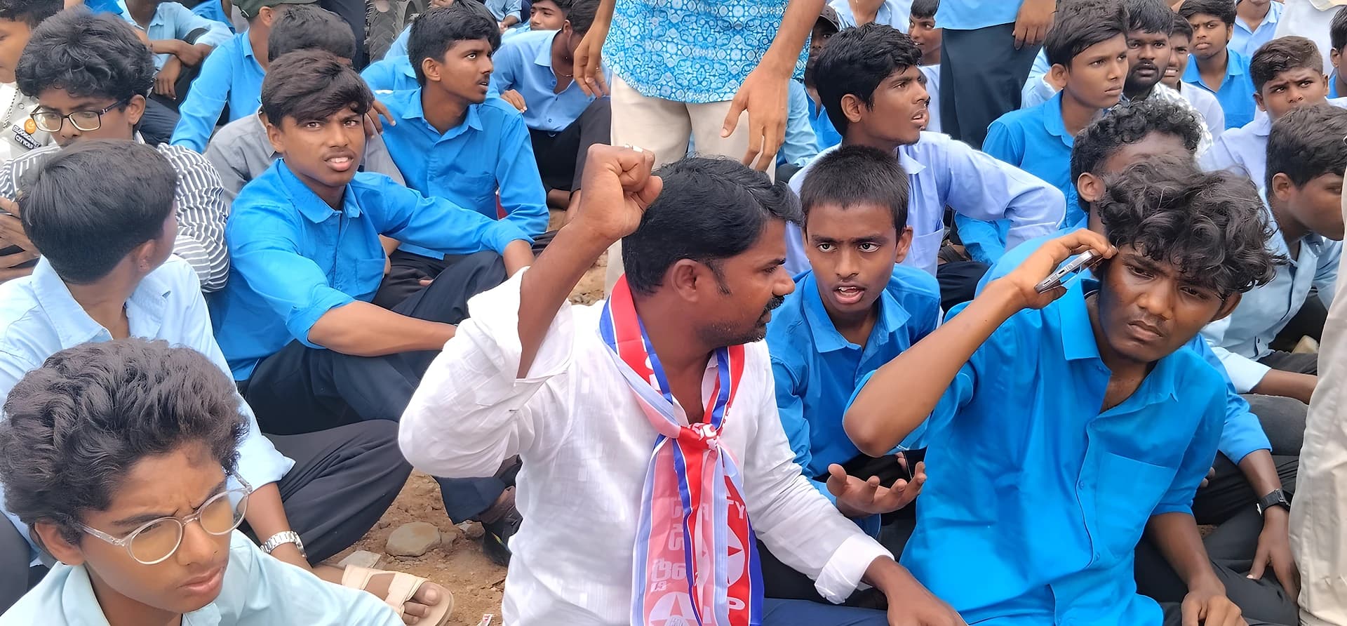 అబ్దుల్లాపూర్మెట్లో పాలిటెక్నిక్ కాలేజ్ స్టూడెంట్స్ ధర్నా
