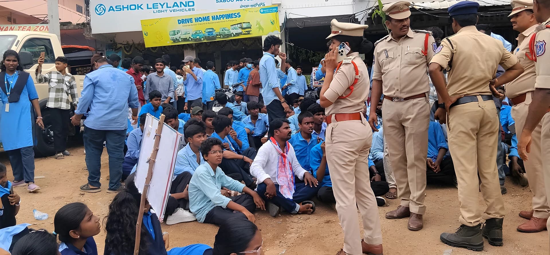 అబ్దుల్లాపూర్మెట్లో పాలిటెక్నిక్ కాలేజ్ స్టూడెంట్స్ ధర్నా