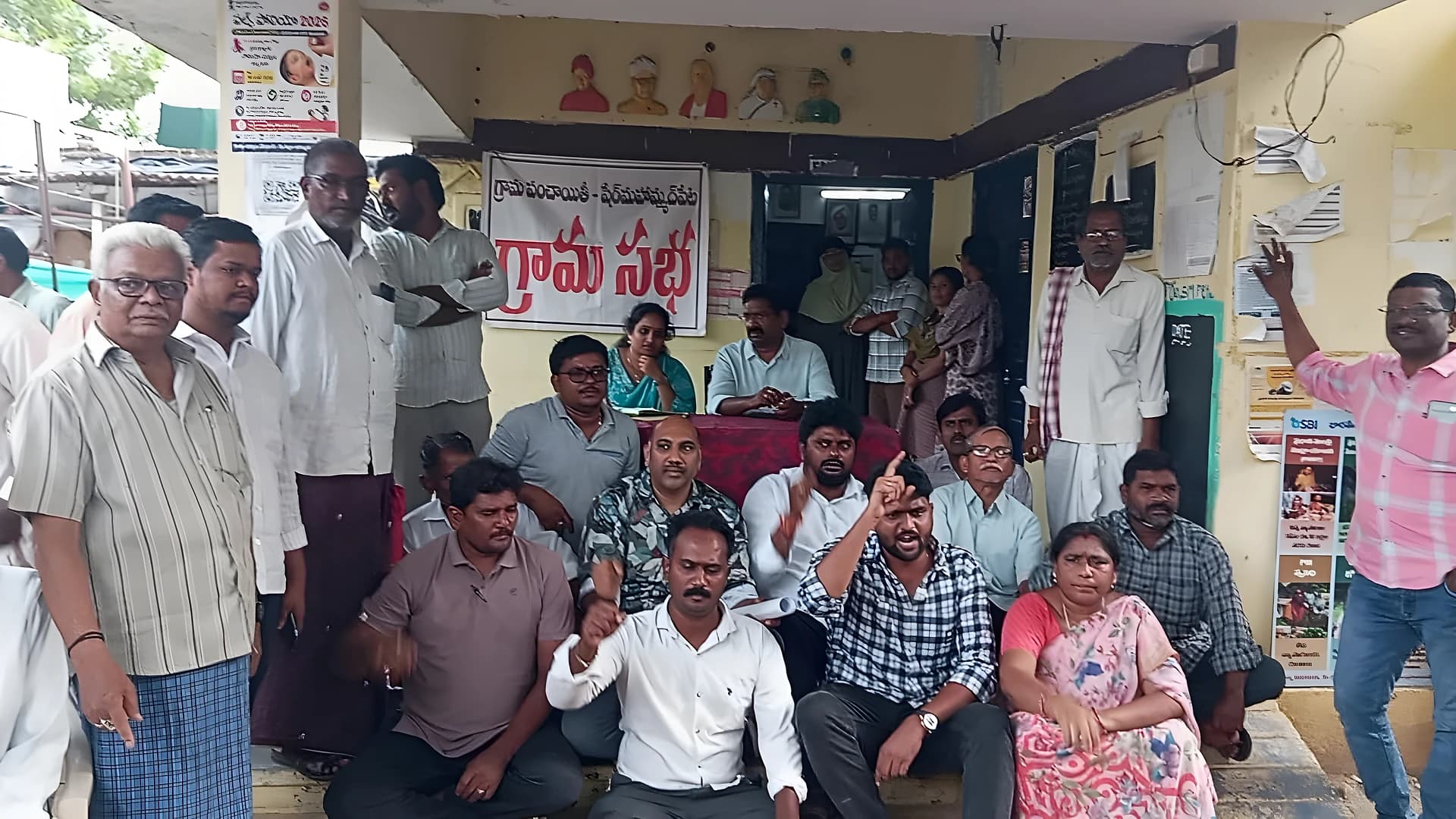 ఫ్యాక్టరీ వద్దంటూ సచివాలయం ఎదుట బైఠాయింపు